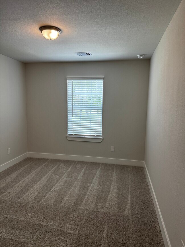 Building Photo - 359 Twin Lakes Blvd W