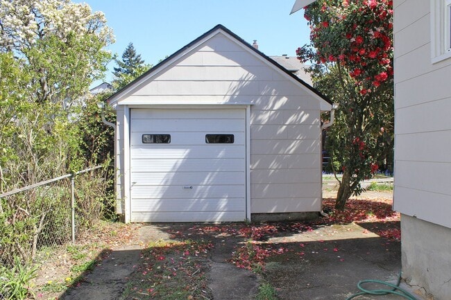 Building Photo - 3006 NE 66th Ave
