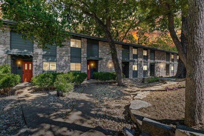 Building Photo - 1304 Mariposa Dr