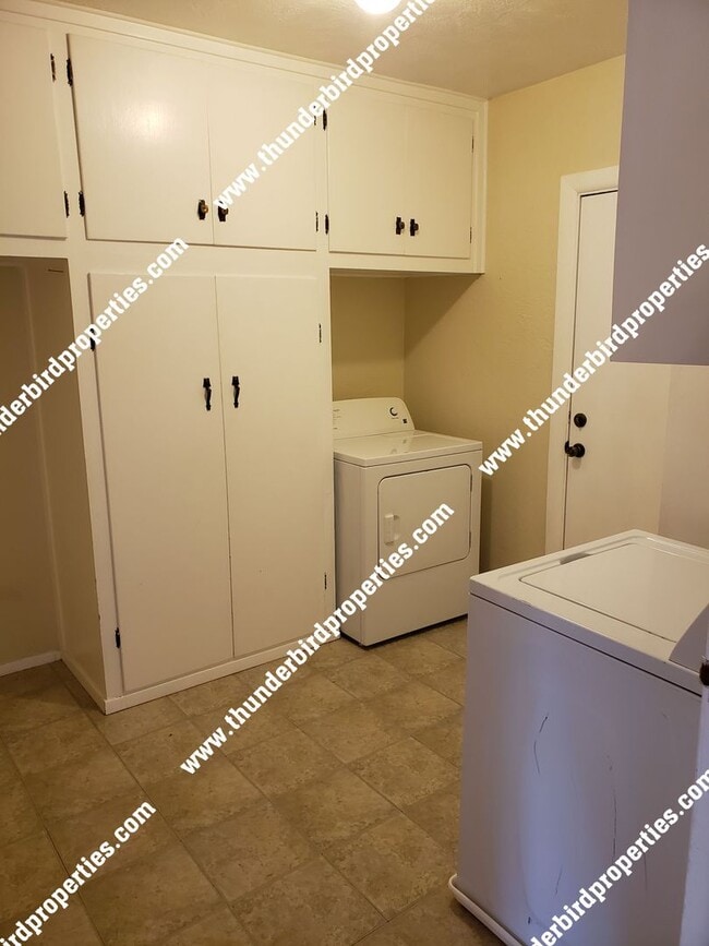 Building Photo - Nice 3 Bedroom, 2 Bathroom, 2 Car Garage and 1,360 Sq Ft. Brick Home in NE Heights.