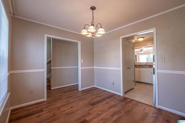 Building Photo - 1402 Applegate Dr