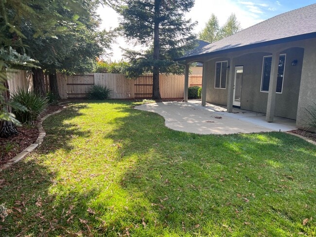 Building Photo - 3 bedroom, 2 bathroom house located in the desirable neighborhood