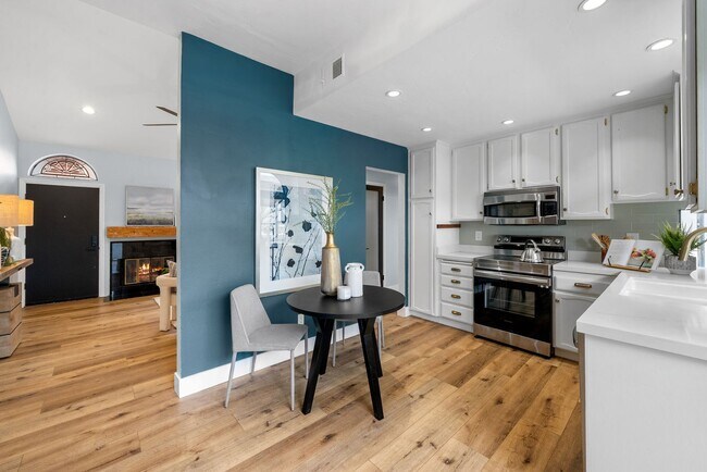 Building Photo - Charming 2 Bedroom 2 Bath In Beautiful Hil...
