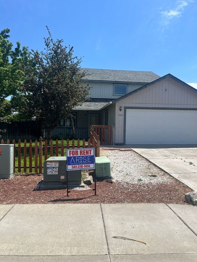 Building Photo - Beautiful Large 3 bedroom 2.5 bath home