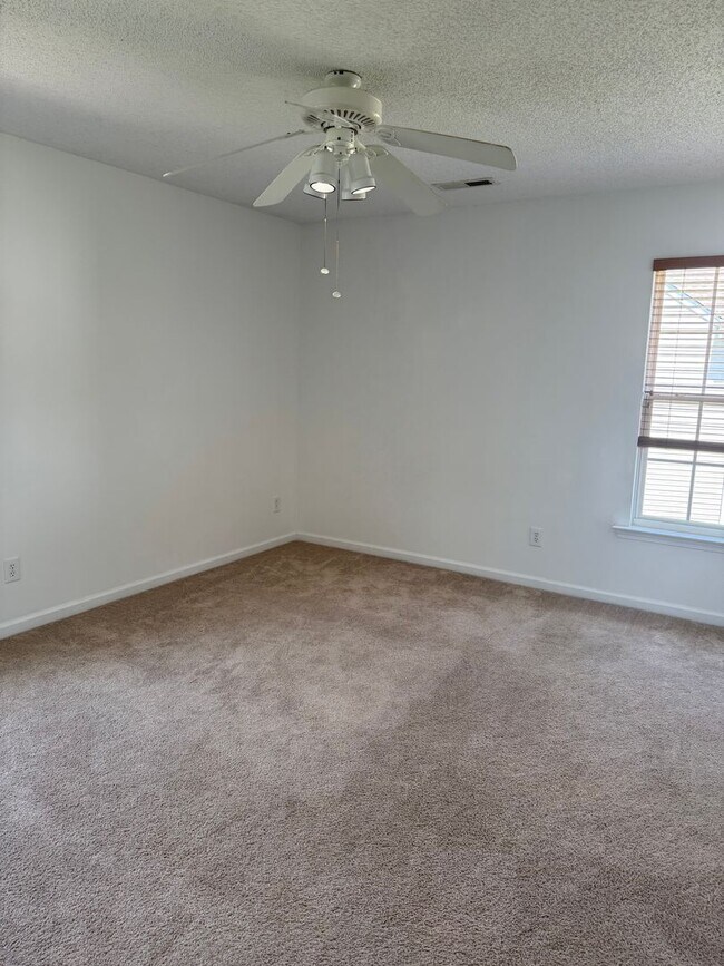 Building Photo - 210 N Orchard Farms Ave