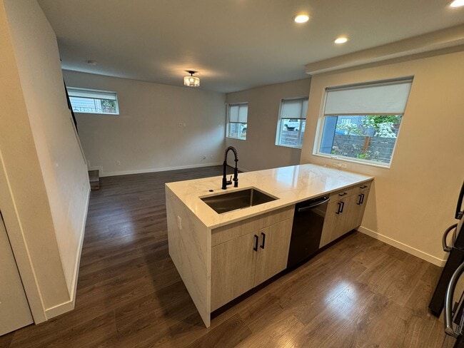 Building Photo - 2bd/1.75bs Seattle Townhouse