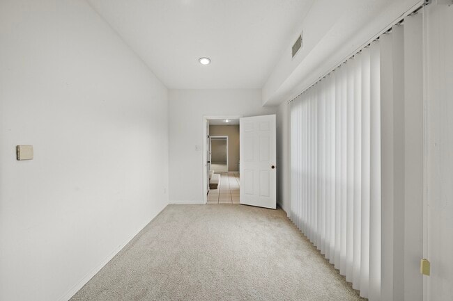 Building Photo - 2523 Baycrest Dr