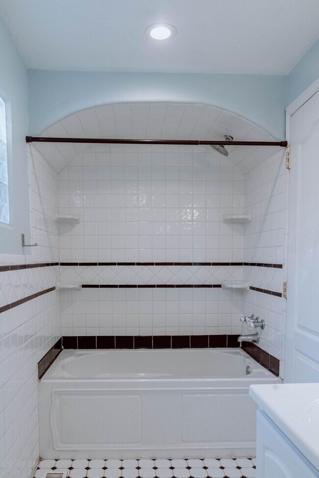 Building Photo - 620 W Willamette Ave