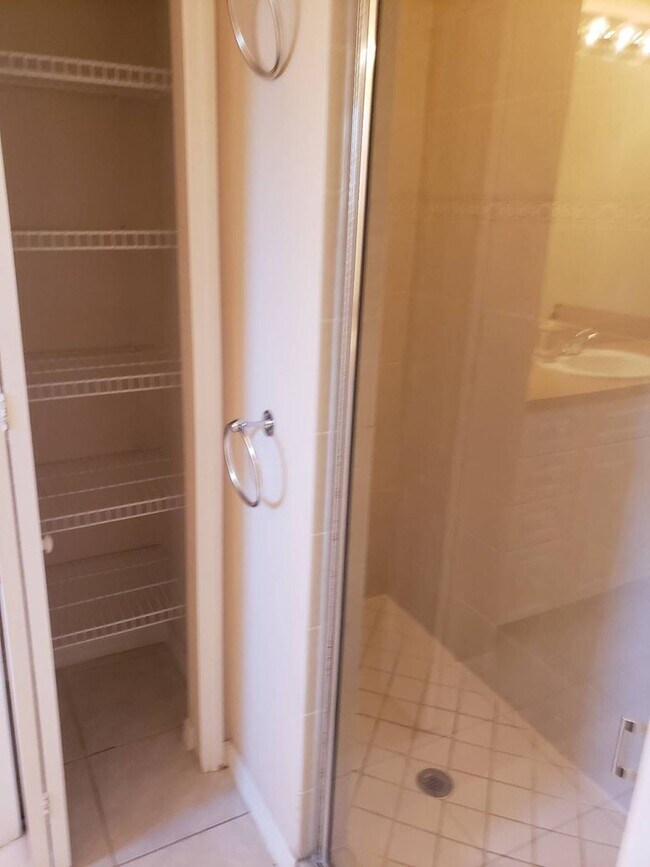 Building Photo - Pool Home 3 Bedroom 2 Bath close to shoppi...