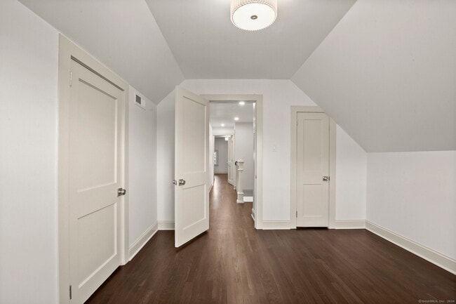 Building Photo - 154 Henry St