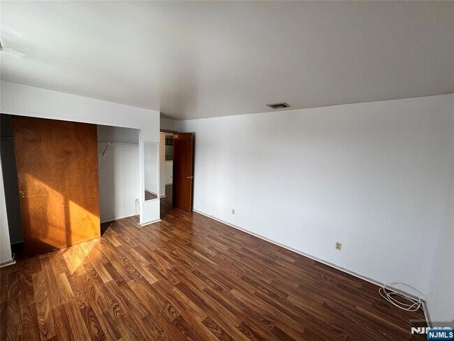 Building Photo - 19 Plauderville Ave