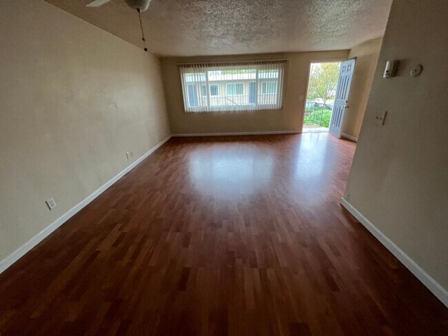 Building Photo - One bedroom pet friendly second floor unit near downtown Eugene.