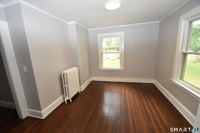 Building Photo - 880 S Quaker Ln