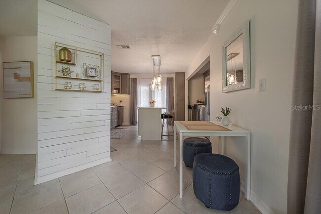 Building Photo - 6010 N Dexter Ave