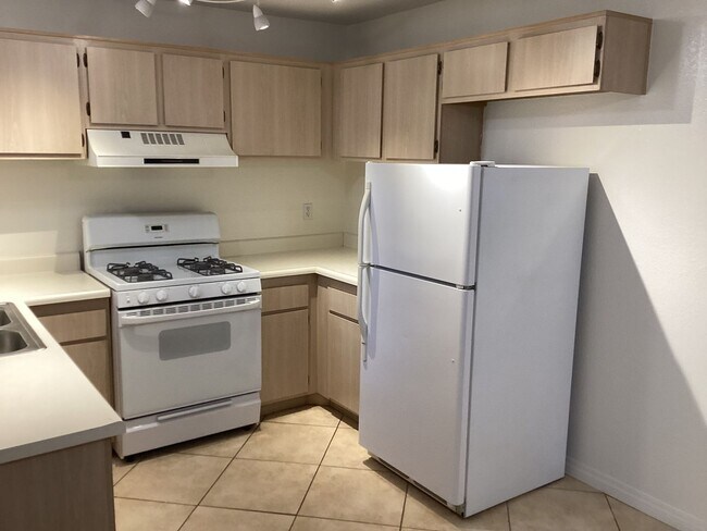 Building Photo - Downstairs Condo Located in the Gated Community of Las Palmas