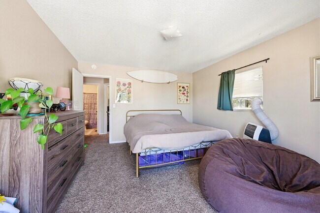 Building Photo - $1,695.95 - 2 Bed, 1 Bath Townhome In Denver with In Unit Laundry!