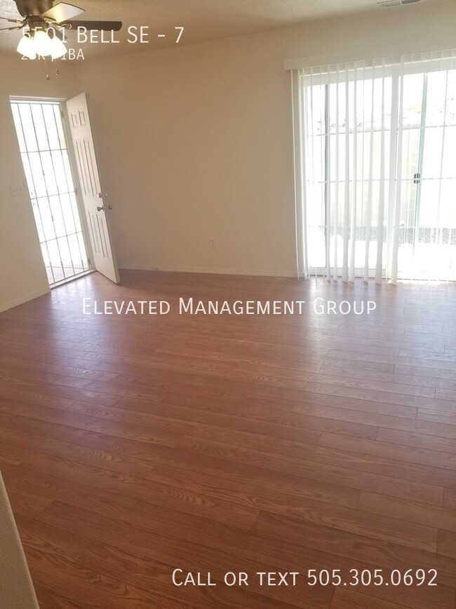 Building Photo - Move in NOW! No Carpet 2Bd/1Bath Refrigera...