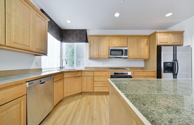 Building Photo - Nice 5 Bed / 2.5 bath house for rent in Kenmore.