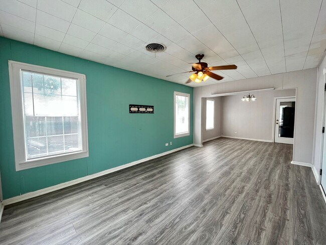 Building Photo - 703 W Olmos Dr
