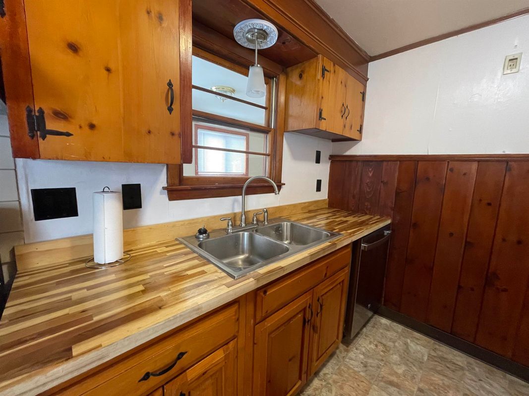 Building Photo - 7 Central