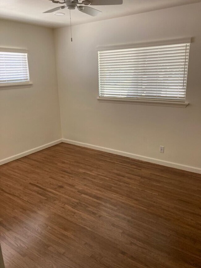 Building Photo - JUST REMODELED - 3 BEDROOM 1 BATH HOME IN ...