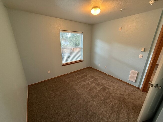 Building Photo - 4 bedroom townhome in Alicia Meadows with $500.00 off February rent if moved in by January end!