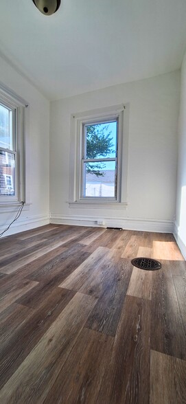 Building Photo - 925 1/2 W Liberty St