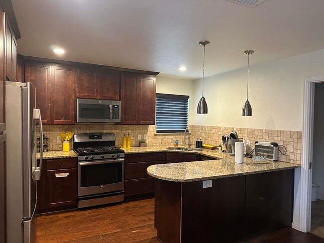 Building Photo - 108 Belaire Cir