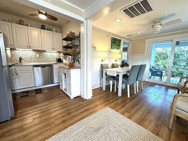 Building Photo - GULFPORT FURN. COTTAGE 2/2 EIGHT MONTH RENTAL MAY 1, 2026-JAN. 3, 2027