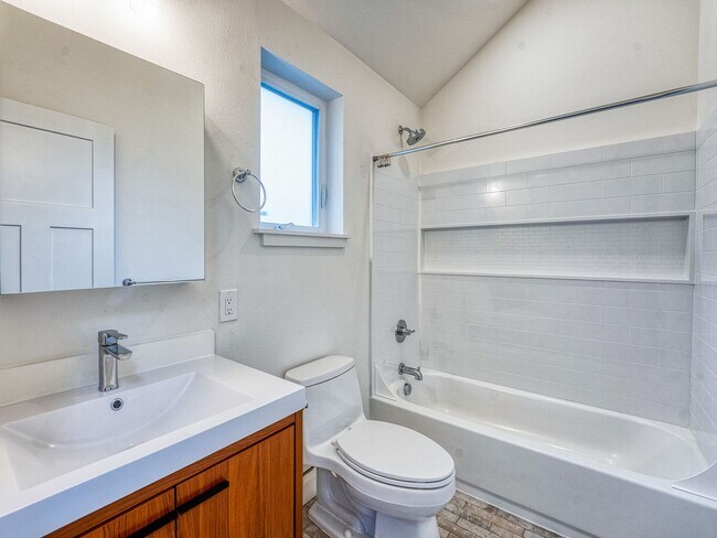Building Photo - 2Bed 2Bath Home with Washer/Dryer!