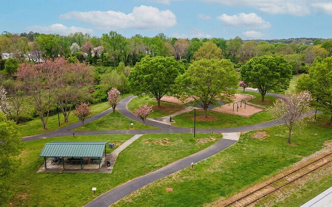 Building Photo - 644 W End Dr