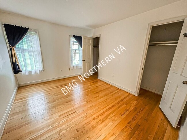 Building Photo - 1325 Lynnbrook Dr