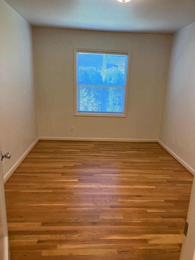 Building Photo - Quaint Cottage Style 1 Level 1 BR in 4-ple...