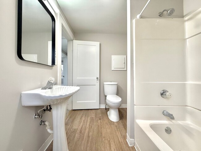 Building Photo - 4 Bedroom House