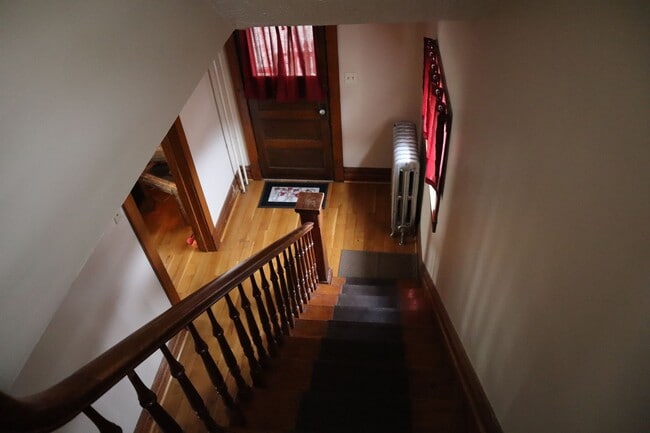 Building Photo - 2-3 bedroom house with 1 car garage in Ind...