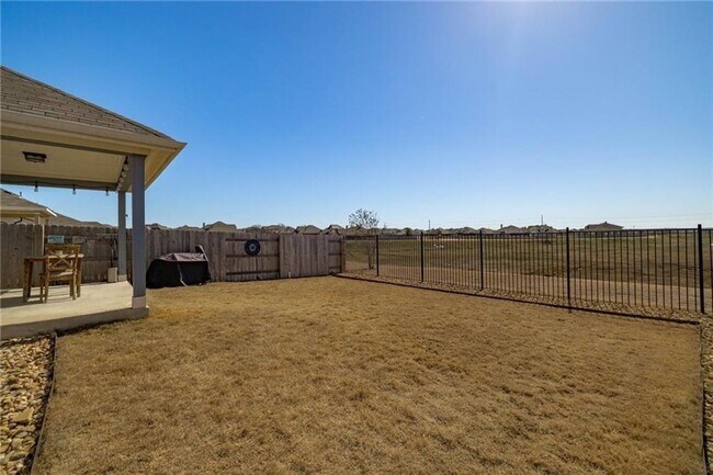 Building Photo - Warm & Inviting 3BR / 2BA Home with Large Backyard