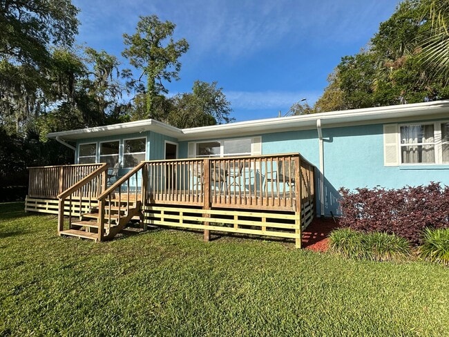 Building Photo - Beautiful 2Bed & 1Bath ON THE WATER in St....
