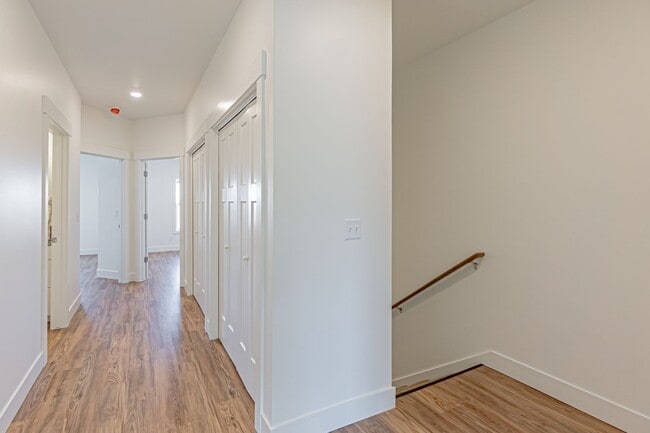 Building Photo - AVAILABLE TODAY - 3 Bed 2.5 Bath Townhome ...