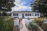 Building Photo - Great home next to Hoover Park