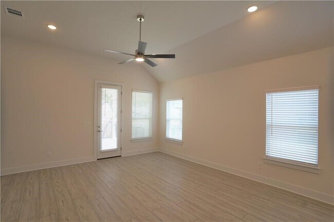 Building Photo - 621 Pinnacle View Dr