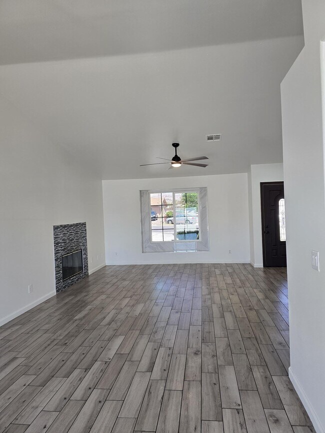 Building Photo - 15203 Avenida Ramada