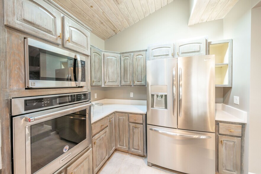 Building Photo - 6 Country Club Rd