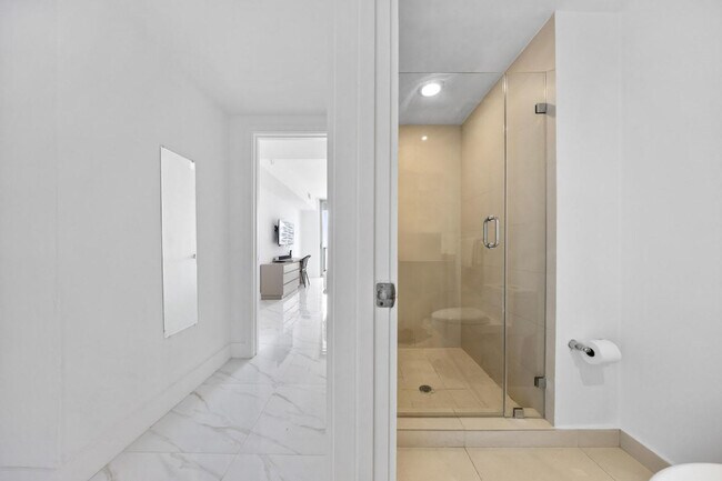 Building Photo - 4011 S Ocean Dr