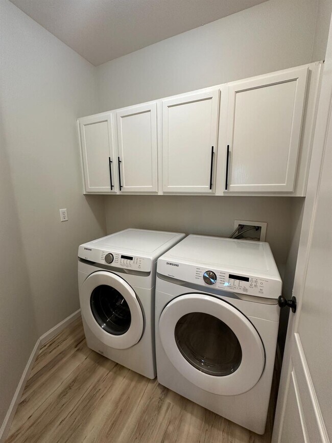 Building Photo - 721 W Fontaine Ln