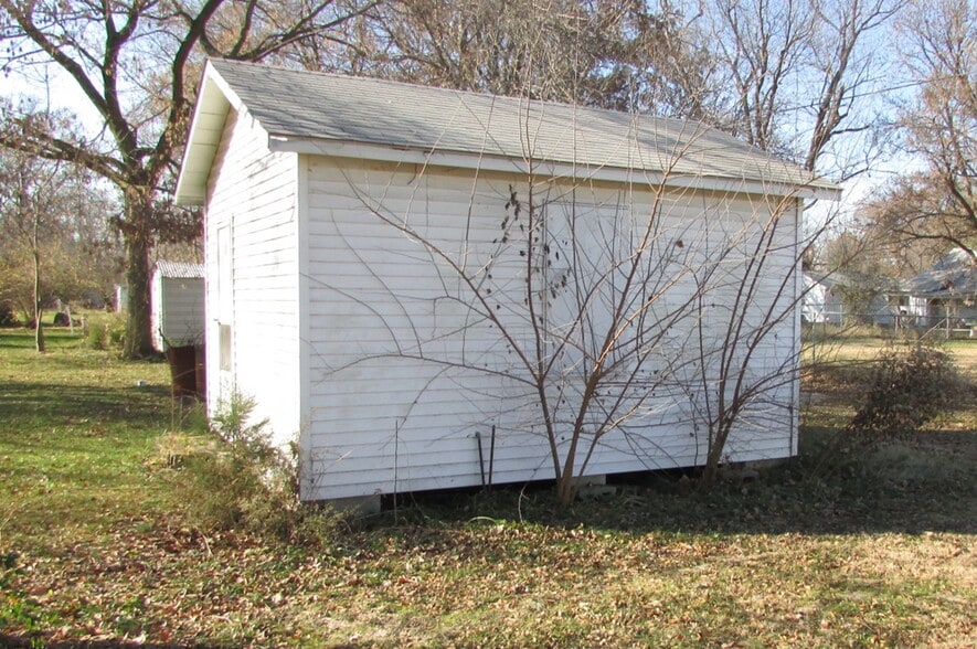 Building Photo - 252 E North Ave