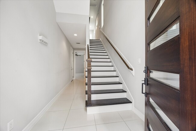 Building Photo - 1613 Crockett St