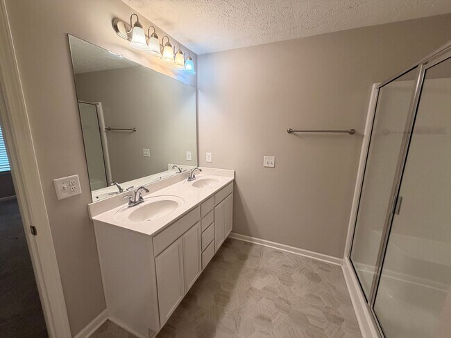 Building Photo - Gorgeous 2 BR 2.5 Bath End Unit Townhome - Available Now in Murfreesboro!