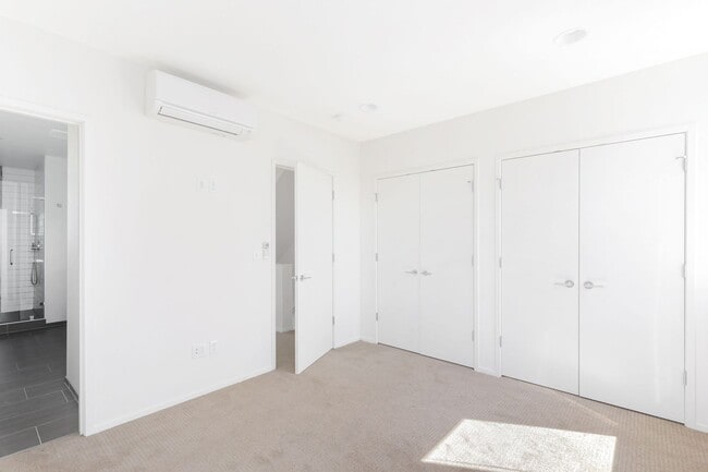 Building Photo - 2 Bedroom 2 Bath Townhome with Rooftop Deck in Crown Hill