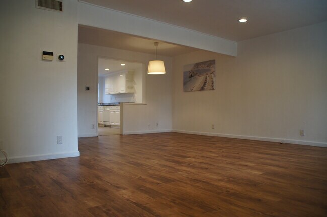 Building Photo - 9741 Reseda Blvd