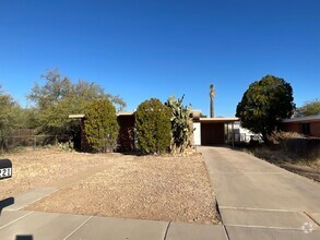 Building Photo - Central Loacation near University of Arizona